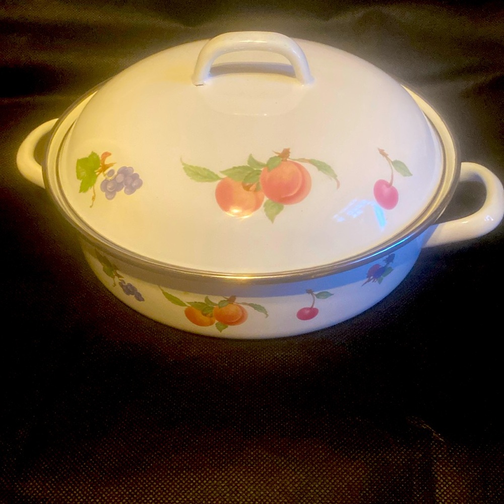 VINTAGE ENAMEL CASSEROLE PAN WITH LID